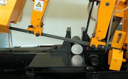 武陵数控带锯床自动送料精度会出现偏差吗？